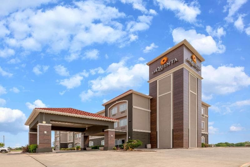 La Quinta Inn & Suites by Wyndham Bridgeport 4