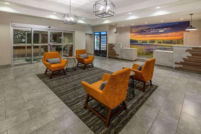 La Quinta Inn & Suites by Wyndham Bridgeport 3