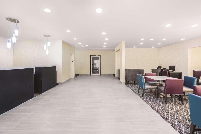 La Quinta Inn & Suites by Wyndham Rome 5