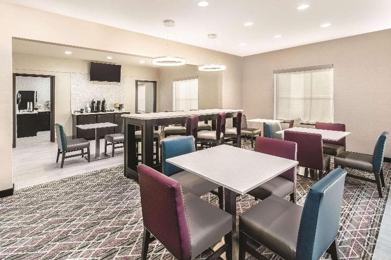 La Quinta Inn & Suites by Wyndham Rome 3