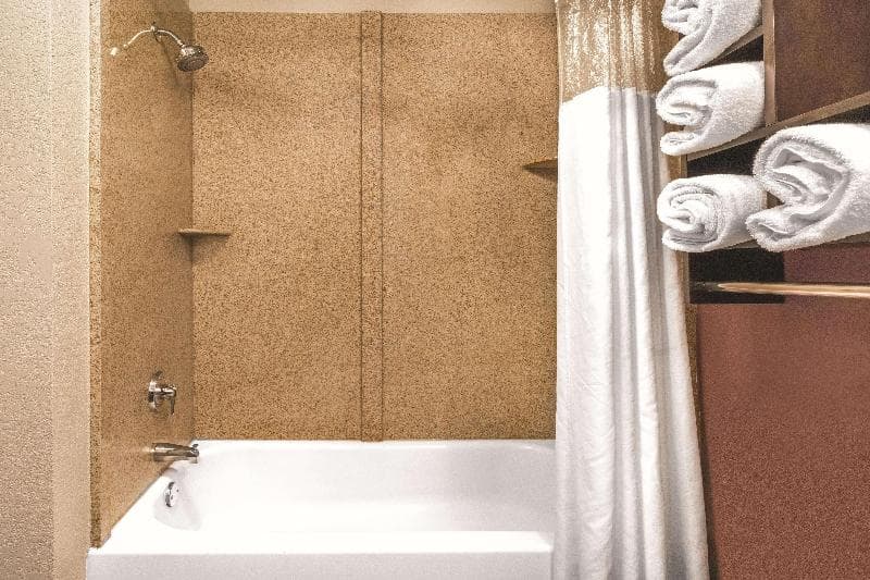 La Quinta Inn & Suites by Wyndham Rome 4