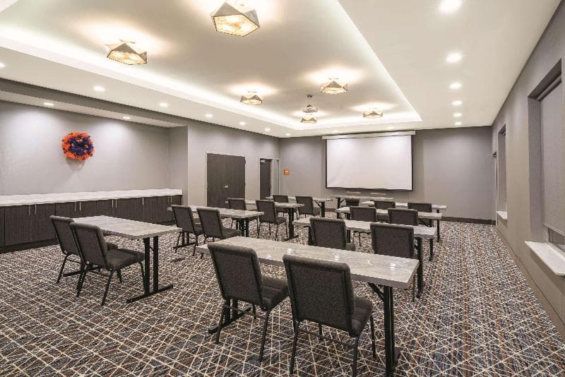 La Quinta Inn & Suites by Wyndham Opelika Auburn photo 1