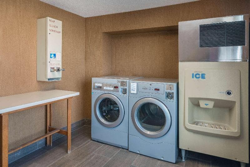 La Quinta Inn & Suites by Wyndham Clarksville 3