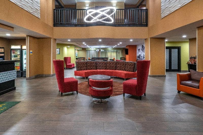La Quinta Inn & Suites by Wyndham Clarksville 5