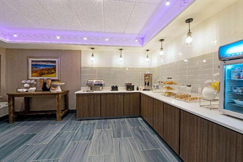 Comfort Inn & Suites 3