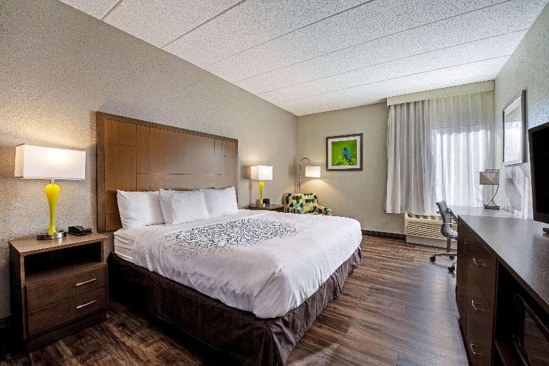 Comfort Inn & Suites 4