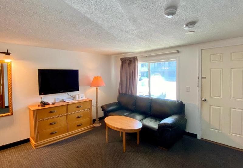 Americas Best Value Inn & Suites Hyannis Cape Cod 5