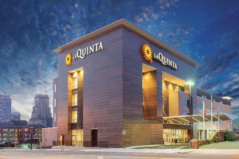 La Quinta Inn & Suites by Wyndham Memphis Downtown 2