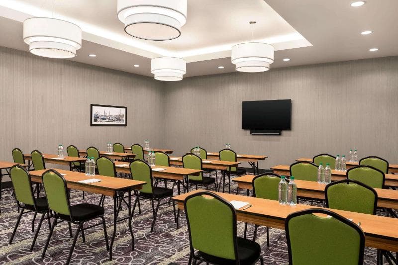 La Quinta Inn & Suites by Wyndham Burlington photo 1