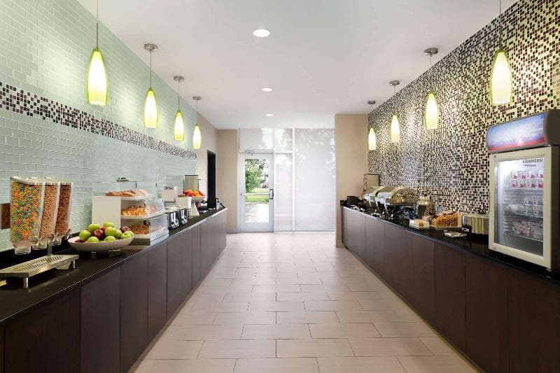 La Quinta Inn & Suites by Wyndham Burlington 3