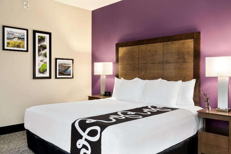 La Quinta Inn & Suites by Wyndham Burlington 5