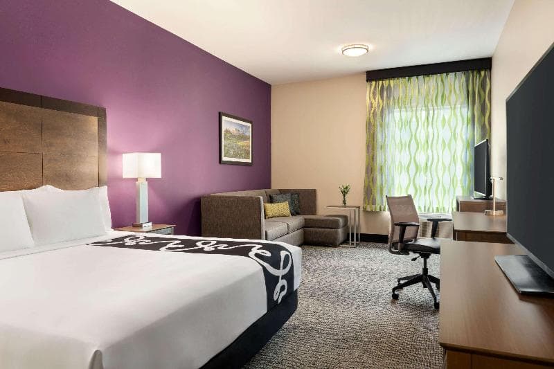 La Quinta Inn & Suites by Wyndham Burlington 4