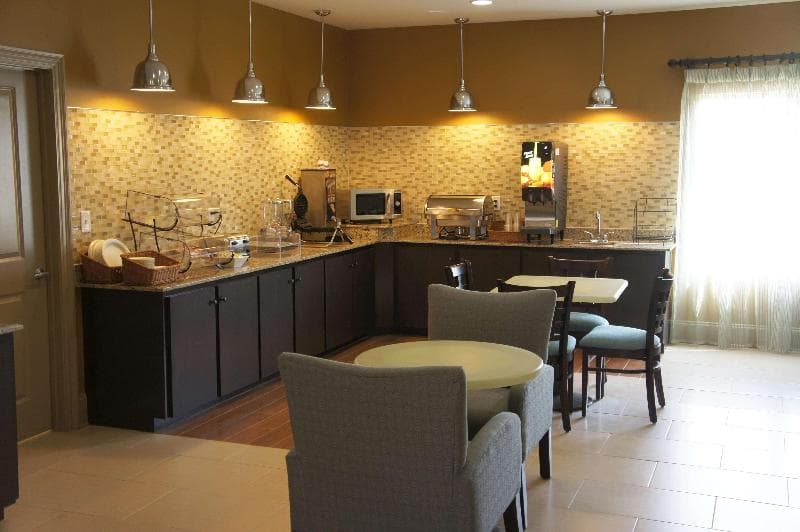 La Quinta Inn & Suites by Wyndham Gonzales LA 3