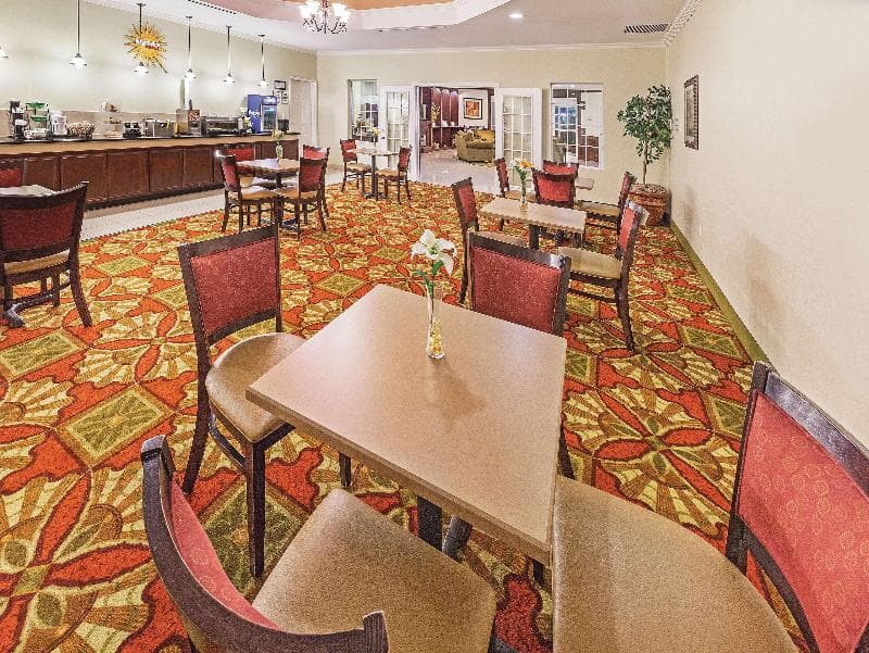 La Quinta Inn & Suites by Wyndham Columbus TX 3
