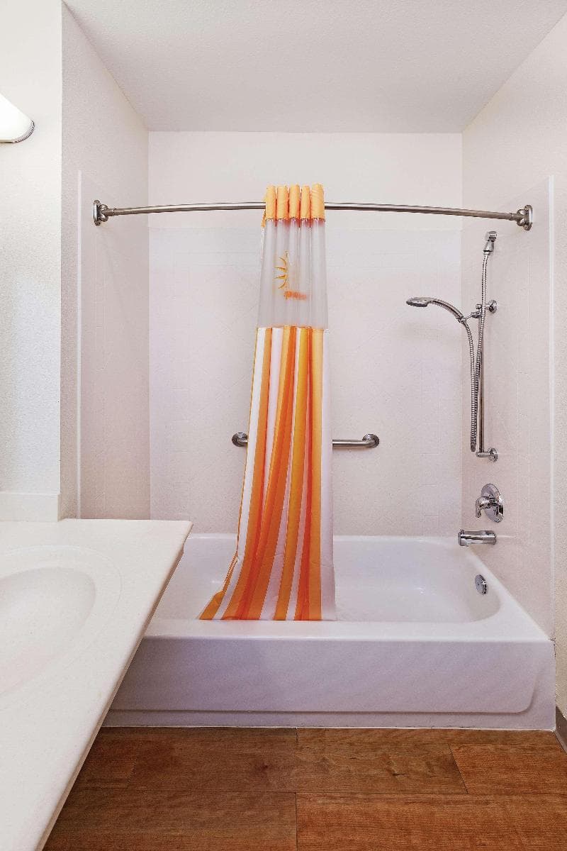 La Quinta Inn & Suites by Wyndham Columbus TX 5