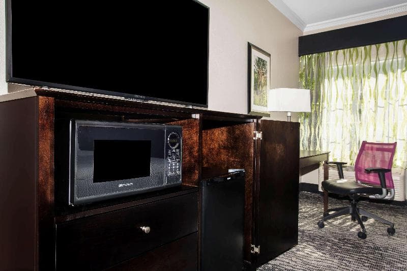 La Quinta Inn & Suites by Wyndham Columbus TX 4