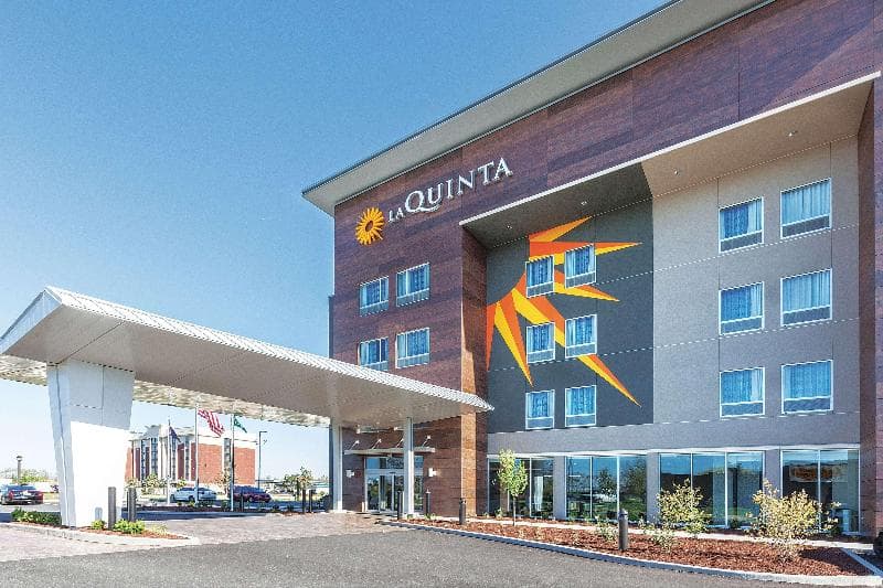 La Quinta Inn & Suites by Wyndham Terre Haute 3