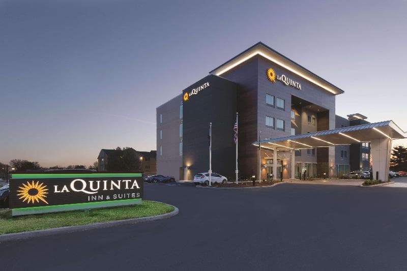 La Quinta Inn & Suites by Wyndham Terre Haute 4