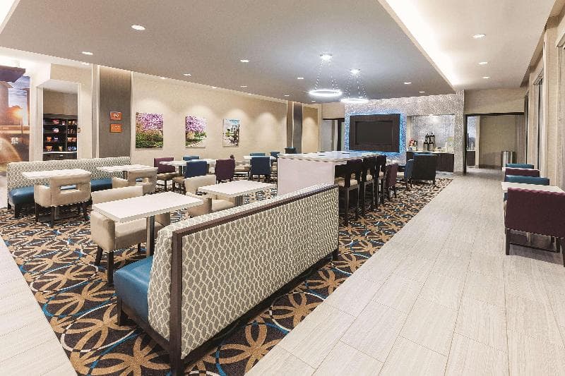 La Quinta Inn & Suites by Wyndham Terre Haute main