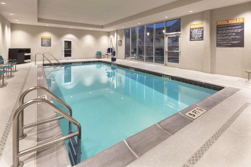La Quinta Inn & Suites by Wyndham Terre Haute photo 1