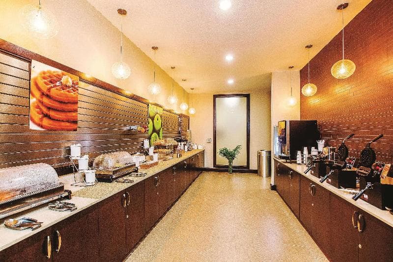 La Quinta Inn & Suites by Wyndham Cotulla 3