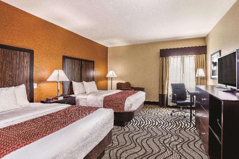 La Quinta Inn & Suites by Wyndham Cotulla 4