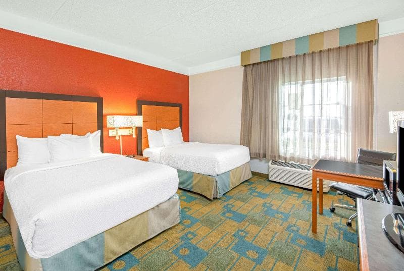 La Quinta Inn & Suites by Wyndham Sherman 3