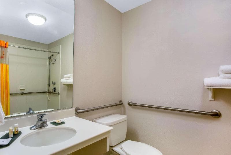 La Quinta Inn & Suites by Wyndham Greensboro 4
