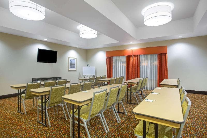 La Quinta Inn & Suites by Wyndham Pearsall photo 1