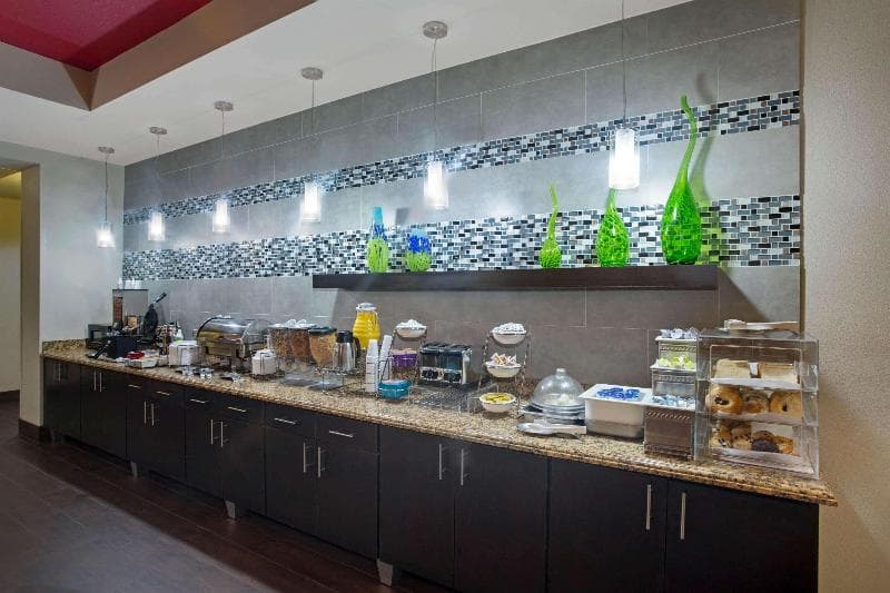 La Quinta Inn & Suites by Wyndham Pearsall 4
