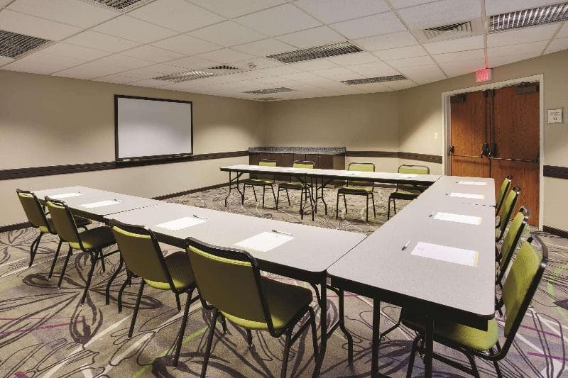 La Quinta Inn & Suites By Wyndham Detroit Metro Airport photo 1