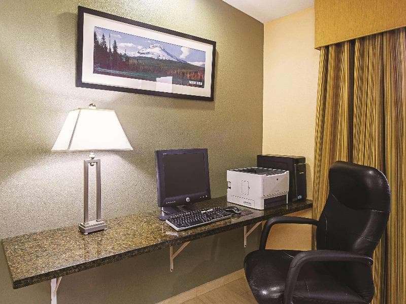 La Quinta Inn & Suites by Wyndham Woodburn main