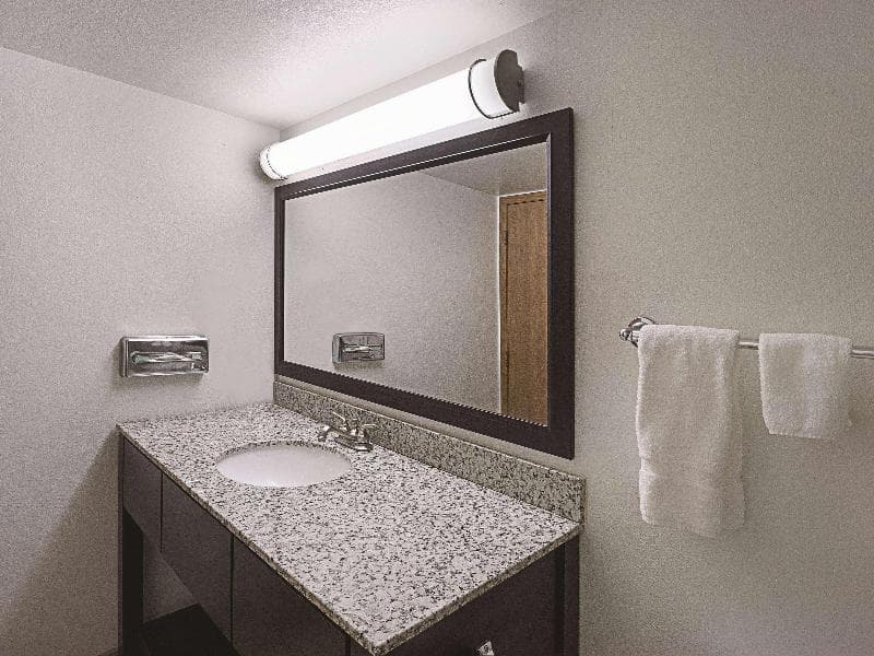 La Quinta Inn & Suites by Wyndham Woodburn 4