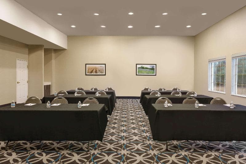 La Quinta Inn & Suites by Wyndham I-20 Longview South 1