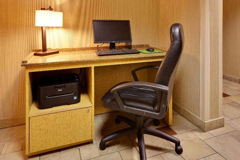 La Quinta Inn & Suites by Wyndham Plattsburgh photo 1