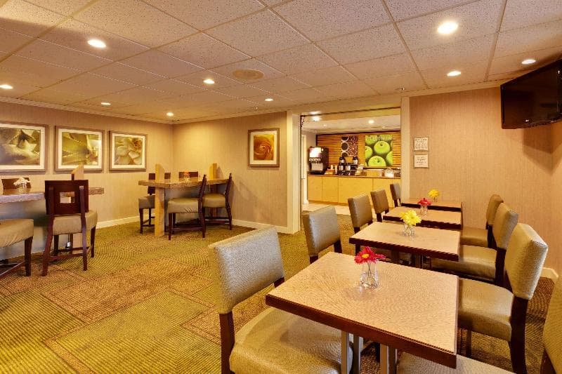 La Quinta Inn & Suites by Wyndham Plattsburgh 4