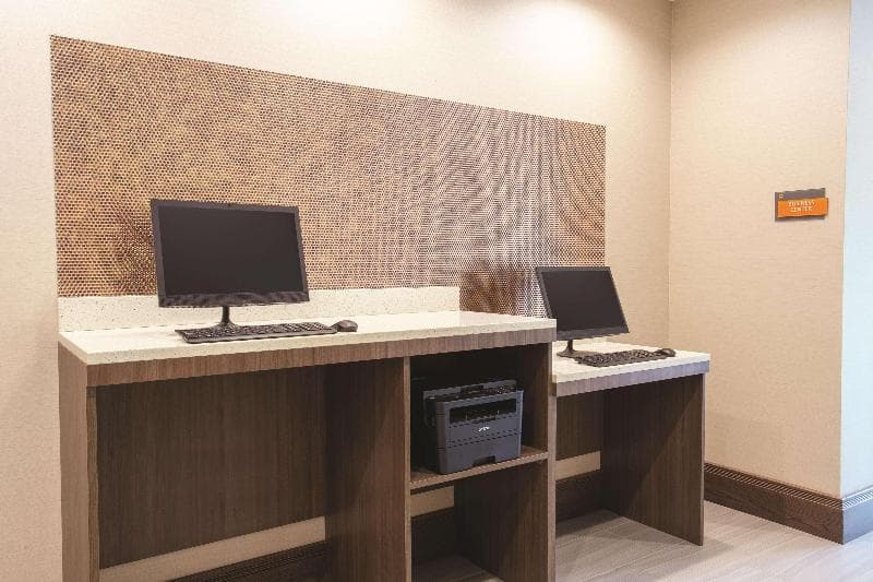 La Quinta Inn & Suites by Wyndham Buffalo Amherst photo 1
