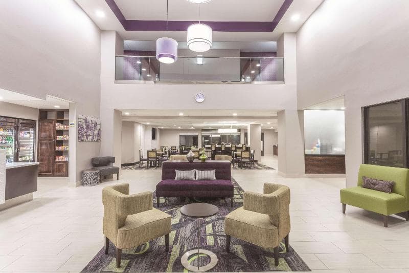 La Quinta Inn & Suites by Wyndham Columbus North 4