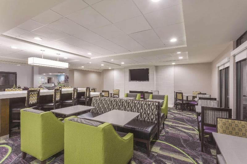 La Quinta Inn & Suites by Wyndham Columbus North 3