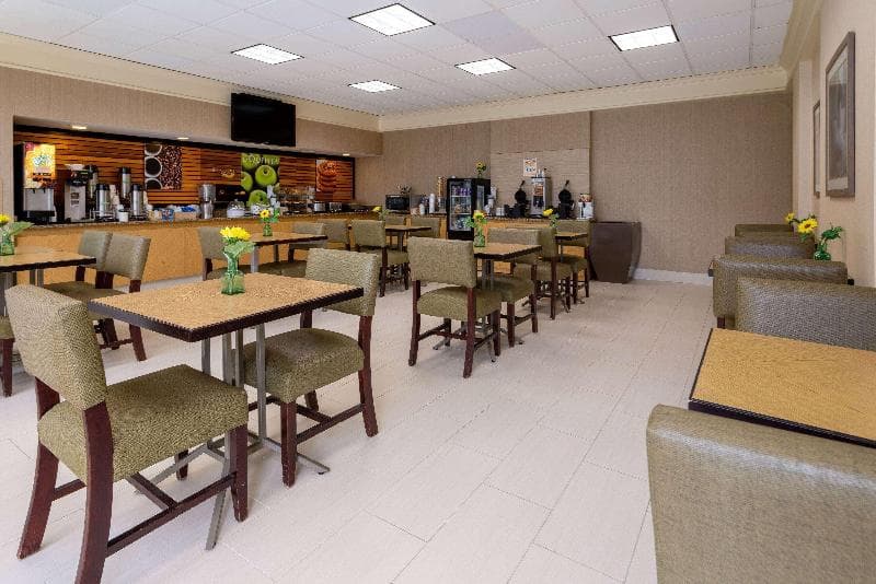 La Quinta Inn & Suites by Wyndham Kingsport TriCities Airpt 3
