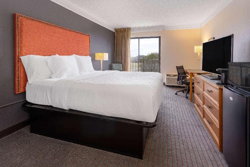 La Quinta Inn & Suites by Wyndham Kingsport TriCities Airpt 5