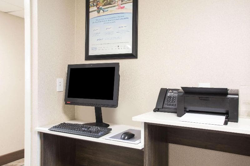 La Quinta Inn by Wyndham St Louis Hazelwood Airport North photo 1