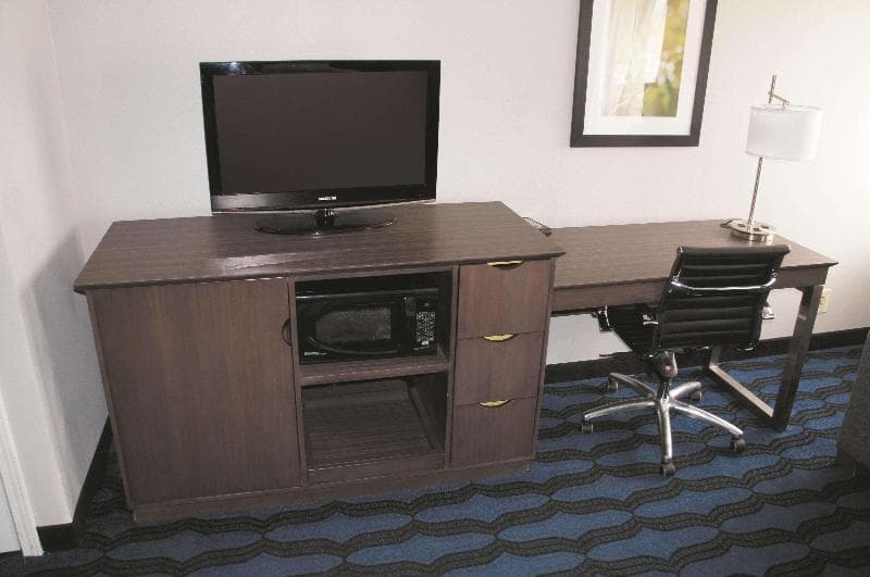 La Quinta Inn by Wyndham St Louis Hazelwood Airport North 5