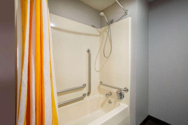 La Quinta Inn by Wyndham St Louis Hazelwood Airport North 4