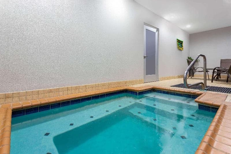 La Quinta Inn & Suites by Wyndham Columbus - Edinburgh 4