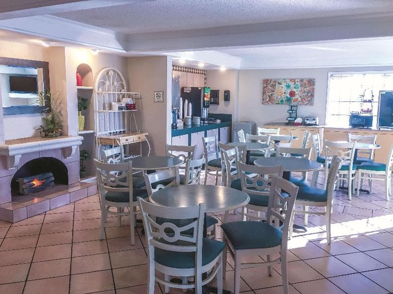 La Quinta Inn by Wyndham Moline Airport 3
