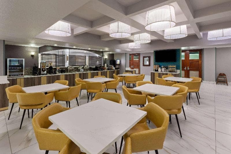 La Quinta Inn & Suites by Wyndham Olathe 3