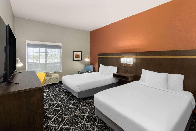 La Quinta Inn & Suites by Wyndham Olathe 5