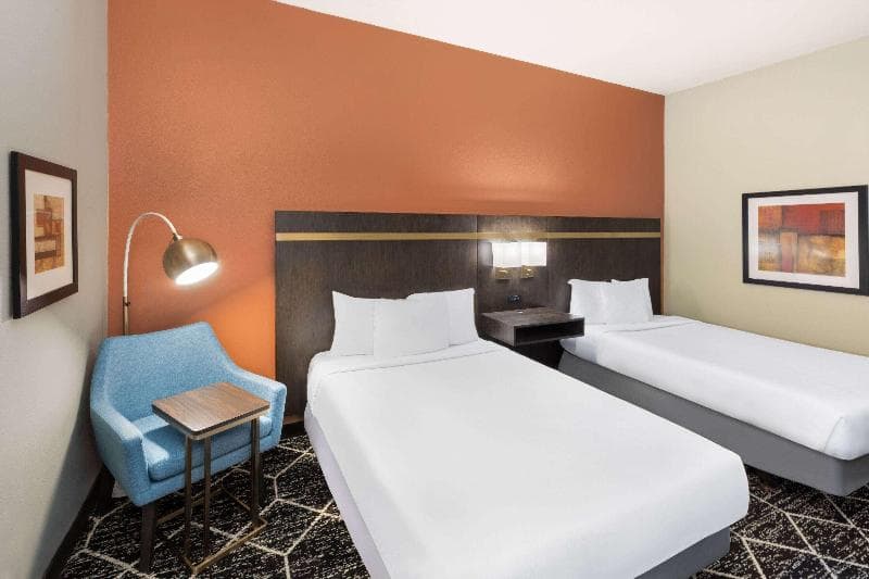 La Quinta Inn & Suites by Wyndham Olathe 4