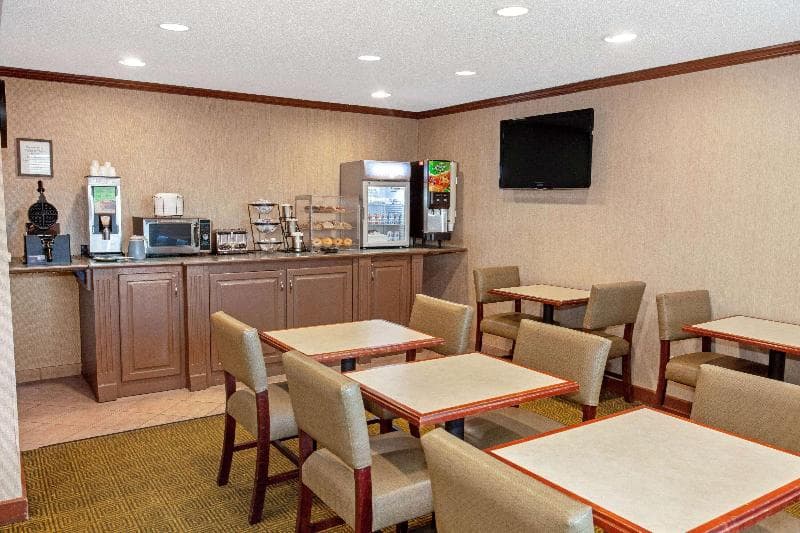 La Quinta Inn & Suites by Wyndham Stevens Point 3
